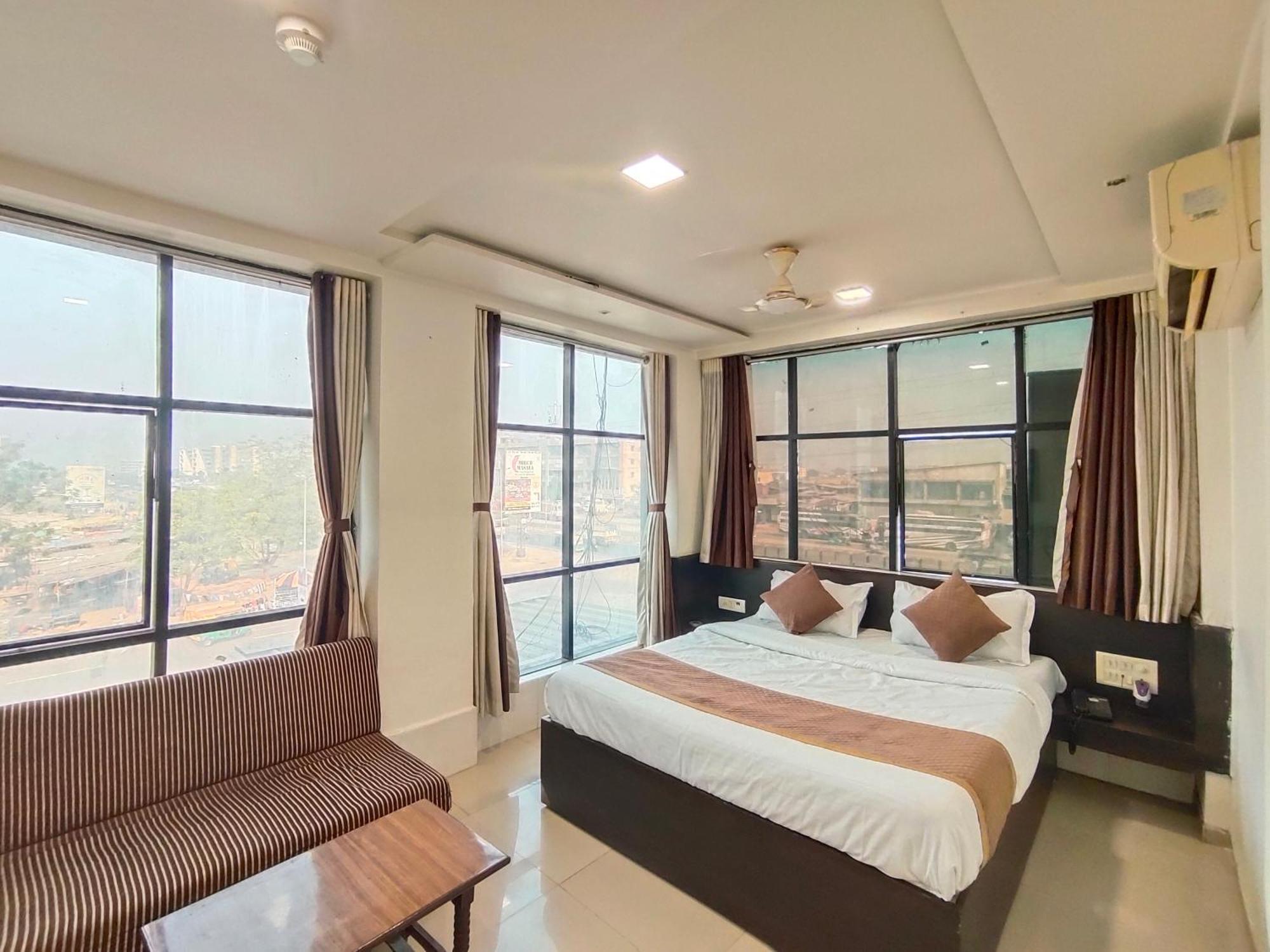 Hotel Palm Residency 阿穆达巴 外观 照片